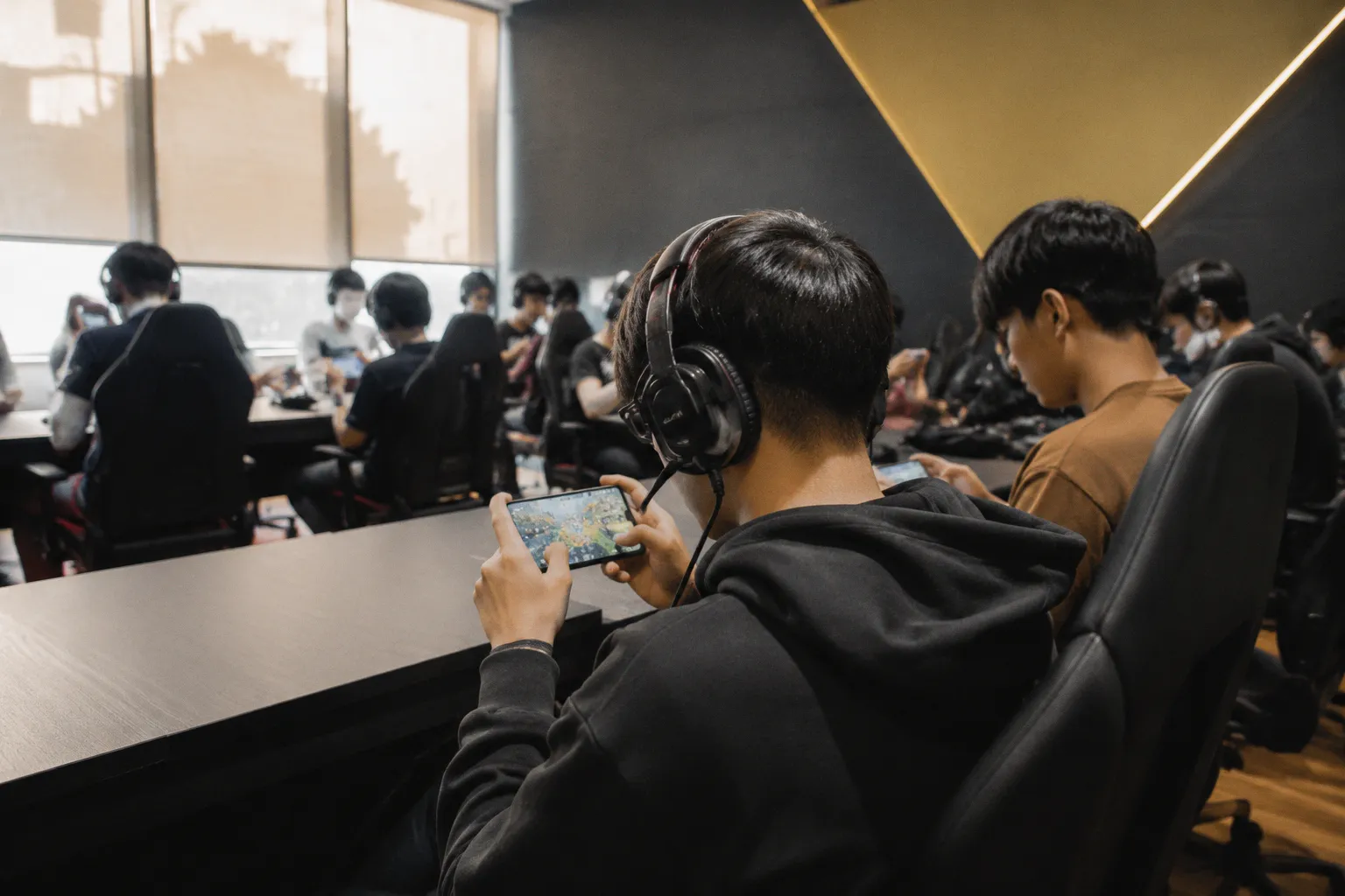 iQOO 15R Named Official Gaming Phone for 2026 Asian Games Esports Qualifiers: Honor of Kings